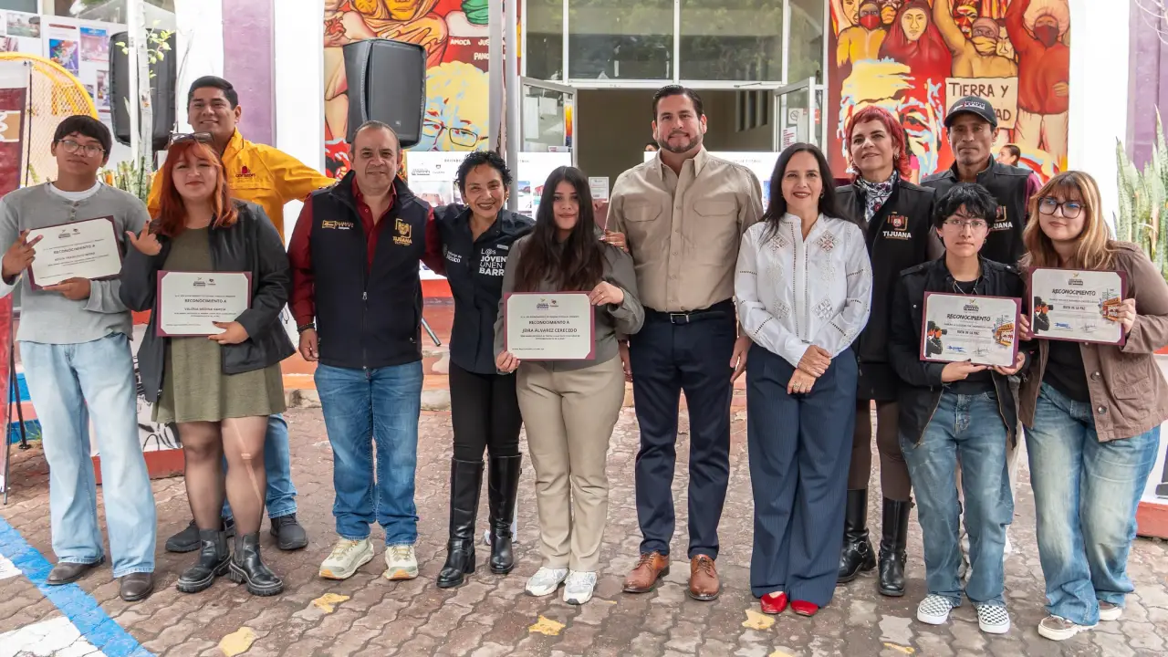 Premia Ismael Burgueño a ganadores de 'Ruta de la Paz' y devela mural en la Zona Centro de Tijuana